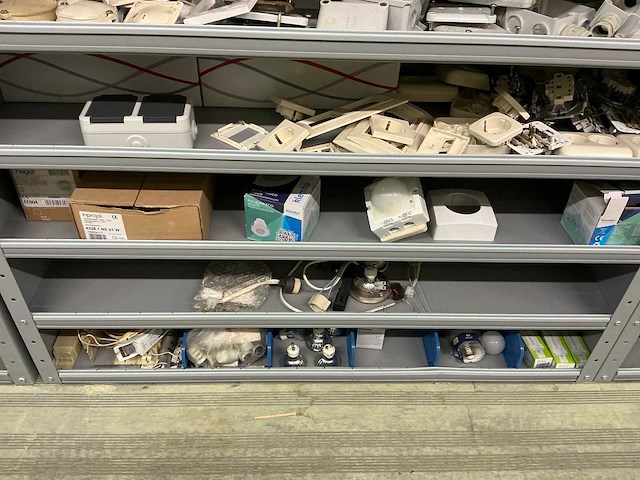 Partij onderdelen t.b.v. machinebouw in stalen vakkenkast (13x) - afbeelding 14 van  72