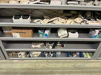 Partij onderdelen t.b.v. machinebouw in stalen vakkenkast (13x) - afbeelding 14 van  72