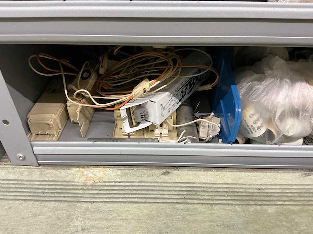 Partij onderdelen t.b.v. machinebouw in stalen vakkenkast (13x) - afbeelding 15 van  72