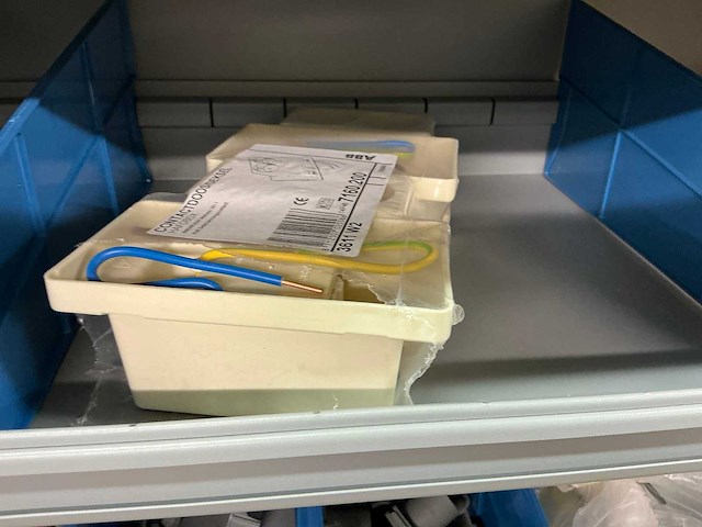 Partij onderdelen t.b.v. machinebouw in stalen vakkenkast (13x) - afbeelding 17 van  72