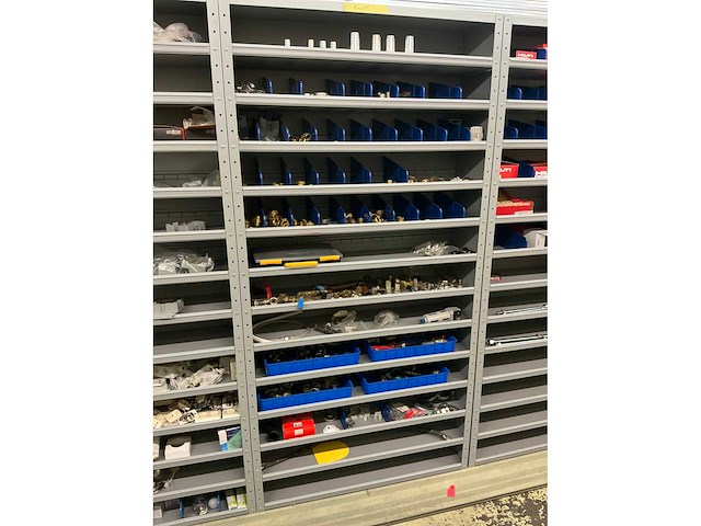 Partij onderdelen t.b.v. machinebouw in stalen vakkenkast (13x) - afbeelding 19 van  72