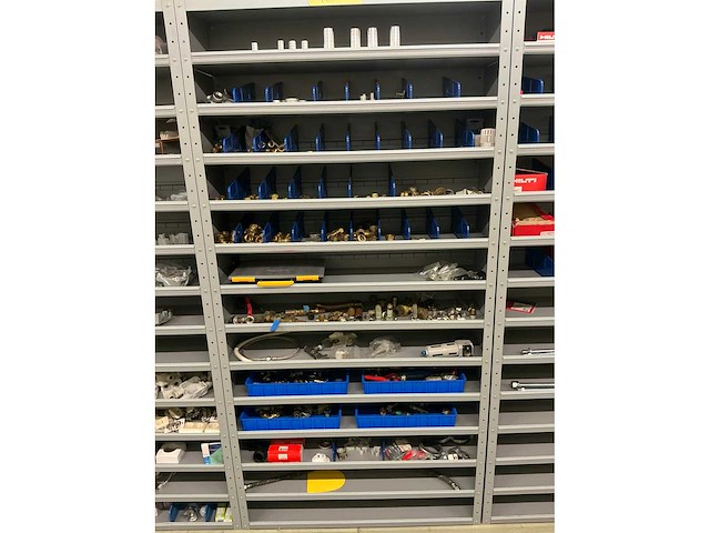 Partij onderdelen t.b.v. machinebouw in stalen vakkenkast (13x) - afbeelding 20 van  72