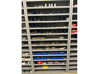 Partij onderdelen t.b.v. machinebouw in stalen vakkenkast (13x) - afbeelding 20 van  72