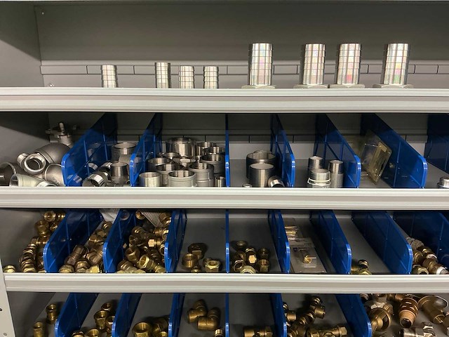 Partij onderdelen t.b.v. machinebouw in stalen vakkenkast (13x) - afbeelding 21 van  72