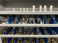 Partij onderdelen t.b.v. machinebouw in stalen vakkenkast (13x) - afbeelding 21 van  72