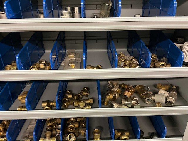 Partij onderdelen t.b.v. machinebouw in stalen vakkenkast (13x) - afbeelding 22 van  72