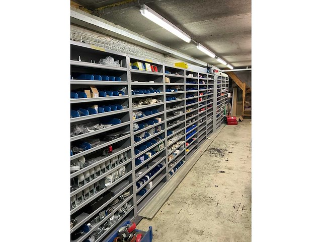 Partij onderdelen t.b.v. machinebouw in stalen vakkenkast (13x) - afbeelding 12 van  72