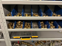 Partij onderdelen t.b.v. machinebouw in stalen vakkenkast (13x) - afbeelding 24 van  72