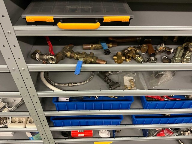 Partij onderdelen t.b.v. machinebouw in stalen vakkenkast (13x) - afbeelding 25 van  72