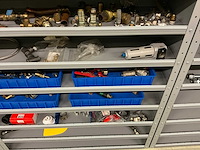 Partij onderdelen t.b.v. machinebouw in stalen vakkenkast (13x) - afbeelding 26 van  72