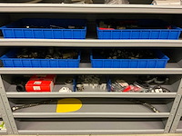 Partij onderdelen t.b.v. machinebouw in stalen vakkenkast (13x) - afbeelding 27 van  72