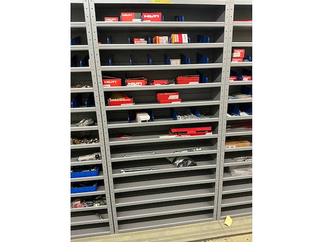 Partij onderdelen t.b.v. machinebouw in stalen vakkenkast (13x) - afbeelding 28 van  72