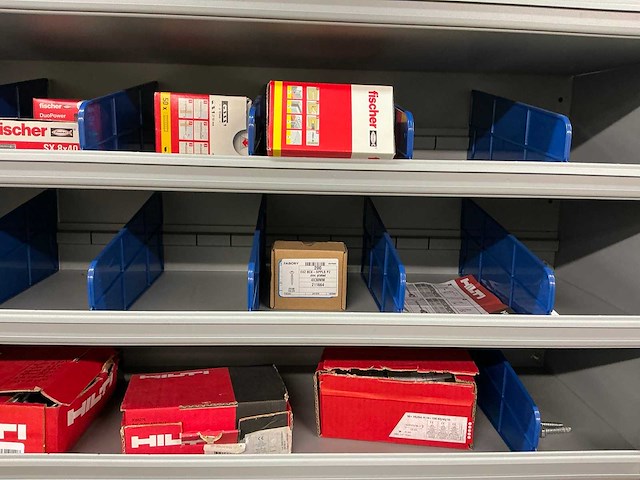 Partij onderdelen t.b.v. machinebouw in stalen vakkenkast (13x) - afbeelding 30 van  72