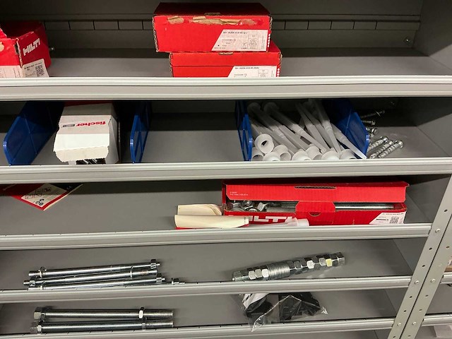 Partij onderdelen t.b.v. machinebouw in stalen vakkenkast (13x) - afbeelding 32 van  72