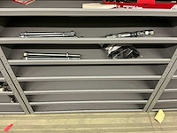 Partij onderdelen t.b.v. machinebouw in stalen vakkenkast (13x) - afbeelding 33 van  72