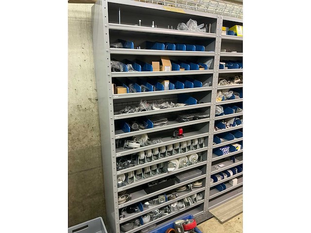 Partij onderdelen t.b.v. machinebouw in stalen vakkenkast (13x) - afbeelding 23 van  72
