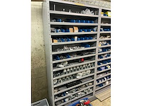 Partij onderdelen t.b.v. machinebouw in stalen vakkenkast (13x) - afbeelding 23 van  72