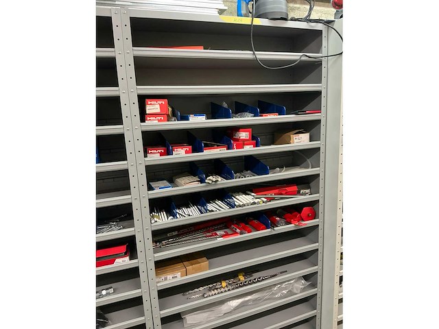 Partij onderdelen t.b.v. machinebouw in stalen vakkenkast (13x) - afbeelding 35 van  72