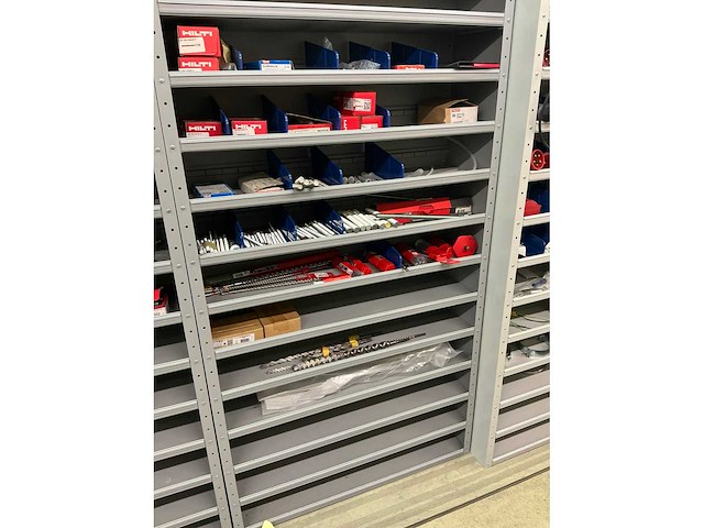 Partij onderdelen t.b.v. machinebouw in stalen vakkenkast (13x) - afbeelding 36 van  72