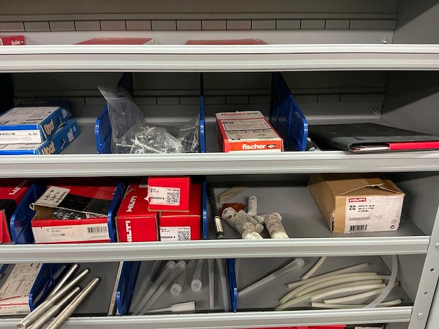 Partij onderdelen t.b.v. machinebouw in stalen vakkenkast (13x) - afbeelding 39 van  72