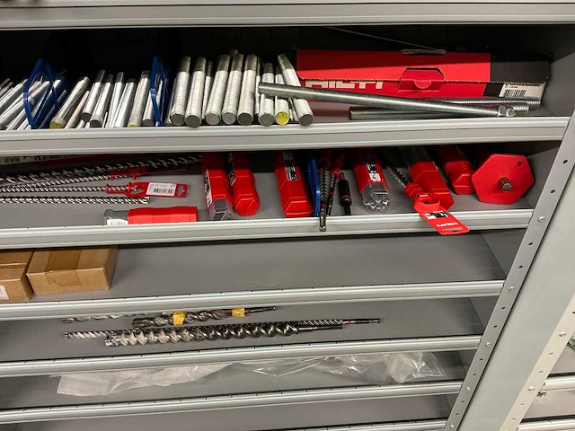 Partij onderdelen t.b.v. machinebouw in stalen vakkenkast (13x) - afbeelding 41 van  72