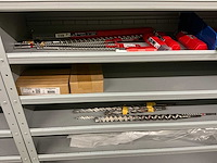 Partij onderdelen t.b.v. machinebouw in stalen vakkenkast (13x) - afbeelding 42 van  72