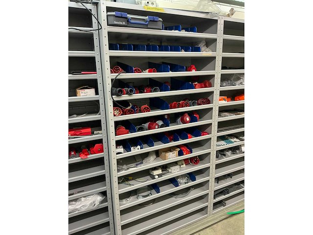 Partij onderdelen t.b.v. machinebouw in stalen vakkenkast (13x) - afbeelding 43 van  72