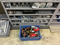 Partij onderdelen t.b.v. machinebouw in stalen vakkenkast (13x) - afbeelding 34 van  72