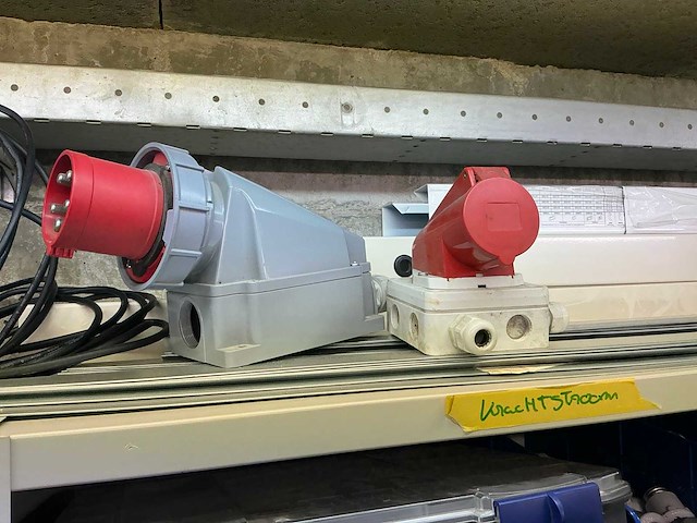 Partij onderdelen t.b.v. machinebouw in stalen vakkenkast (13x) - afbeelding 46 van  72