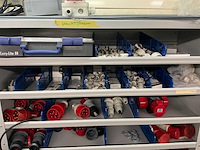 Partij onderdelen t.b.v. machinebouw in stalen vakkenkast (13x) - afbeelding 47 van  72