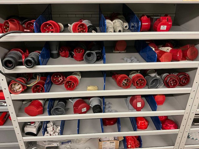 Partij onderdelen t.b.v. machinebouw in stalen vakkenkast (13x) - afbeelding 48 van  72