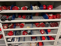 Partij onderdelen t.b.v. machinebouw in stalen vakkenkast (13x) - afbeelding 48 van  72