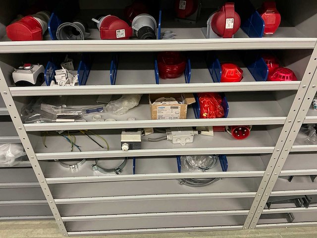 Partij onderdelen t.b.v. machinebouw in stalen vakkenkast (13x) - afbeelding 49 van  72