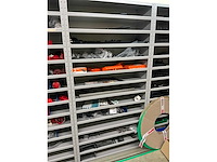 Partij onderdelen t.b.v. machinebouw in stalen vakkenkast (13x) - afbeelding 50 van  72