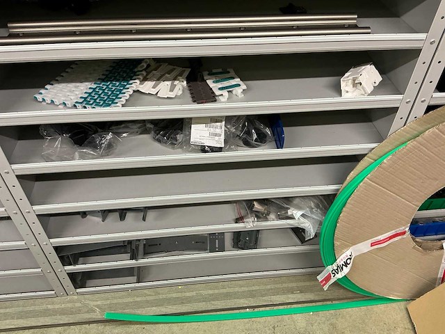 Partij onderdelen t.b.v. machinebouw in stalen vakkenkast (13x) - afbeelding 54 van  72