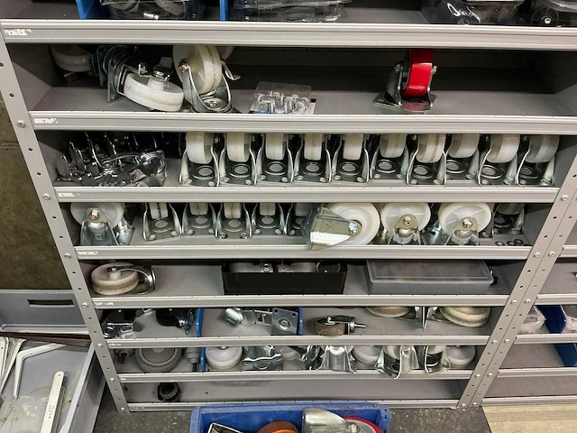 Partij onderdelen t.b.v. machinebouw in stalen vakkenkast (13x) - afbeelding 45 van  72