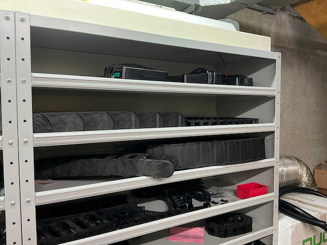 Partij onderdelen t.b.v. machinebouw in stalen vakkenkast (13x) - afbeelding 57 van  72