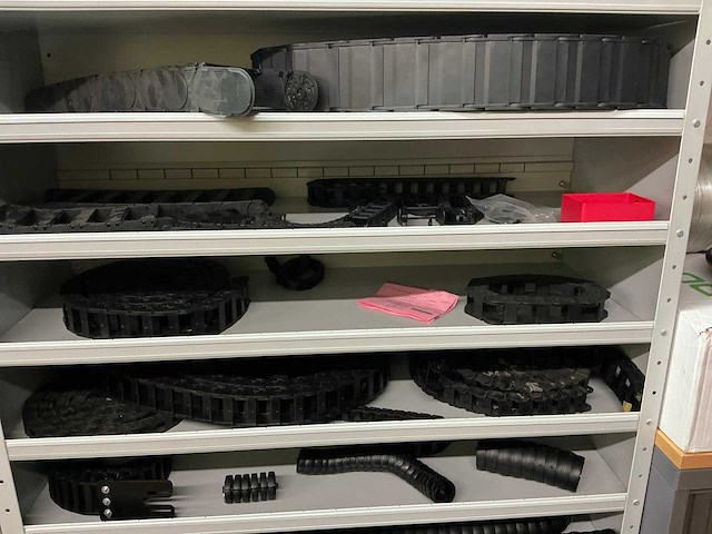 Partij onderdelen t.b.v. machinebouw in stalen vakkenkast (13x) - afbeelding 58 van  72