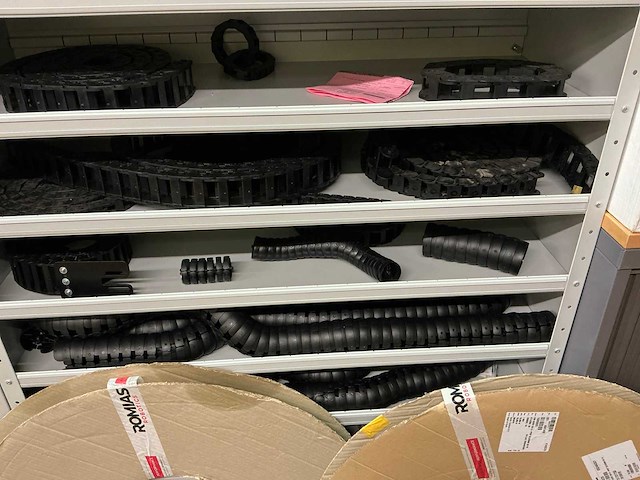 Partij onderdelen t.b.v. machinebouw in stalen vakkenkast (13x) - afbeelding 59 van  72