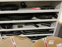 Partij onderdelen t.b.v. machinebouw in stalen vakkenkast (13x) - afbeelding 59 van  72