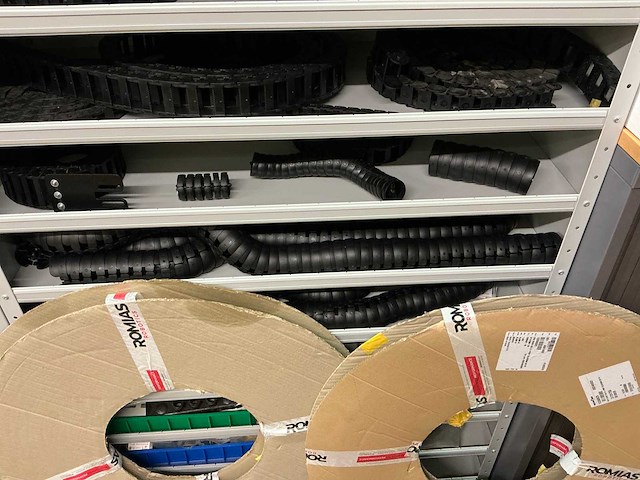 Partij onderdelen t.b.v. machinebouw in stalen vakkenkast (13x) - afbeelding 60 van  72