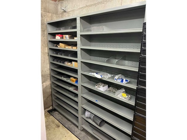 Partij onderdelen t.b.v. machinebouw in stalen vakkenkast (13x) - afbeelding 62 van  72