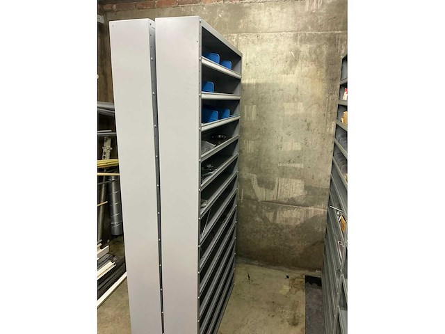 Partij onderdelen t.b.v. machinebouw in stalen vakkenkast (13x) - afbeelding 63 van  72
