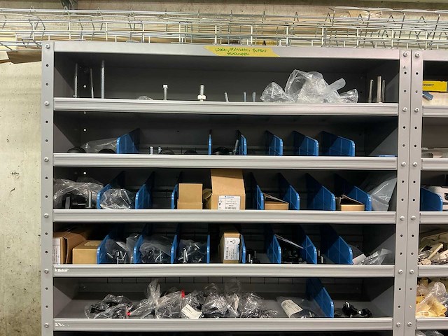 Partij onderdelen t.b.v. machinebouw in stalen vakkenkast (13x) - afbeelding 56 van  72