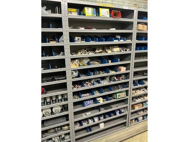 Partij onderdelen t.b.v. machinebouw in stalen vakkenkast (13x) - afbeelding 67 van  72