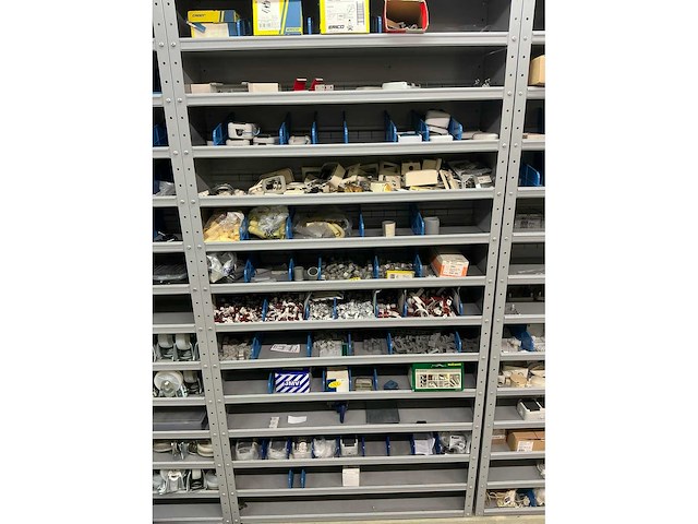 Partij onderdelen t.b.v. machinebouw in stalen vakkenkast (13x) - afbeelding 71 van  72