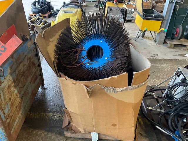 Partij onkruitborstels - afbeelding 1 van  3