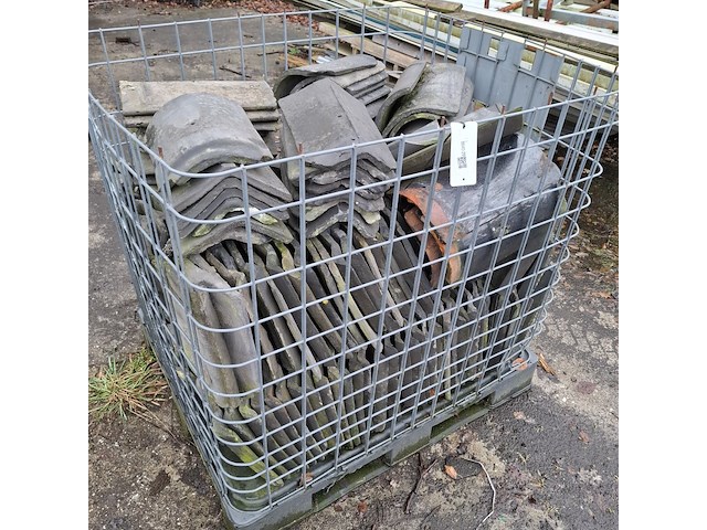 Partij oud gesmoorde friese dakpannen - afbeelding 1 van  9