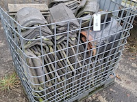 Partij oud gesmoorde friese dakpannen - afbeelding 1 van  9