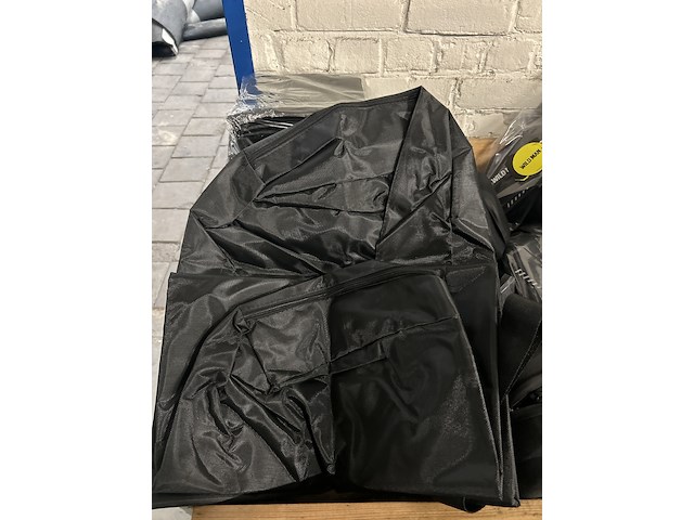 Partij outdoor artikelen w.o. fietstassen wild man - afbeelding 2 van  7
